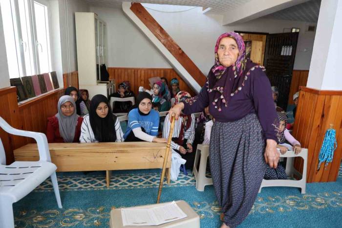 78 Yaşındaki Menekşe Ninenin Kur’an-ı Kerim Öğrenme Azmi