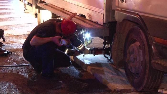 Ataşehir’de Kamyonet Mobese Direğine Çarptı