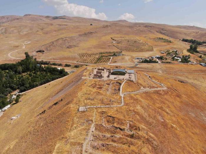 Urartu Tarihine Işık Tutuna 36 Yıllık Kazı