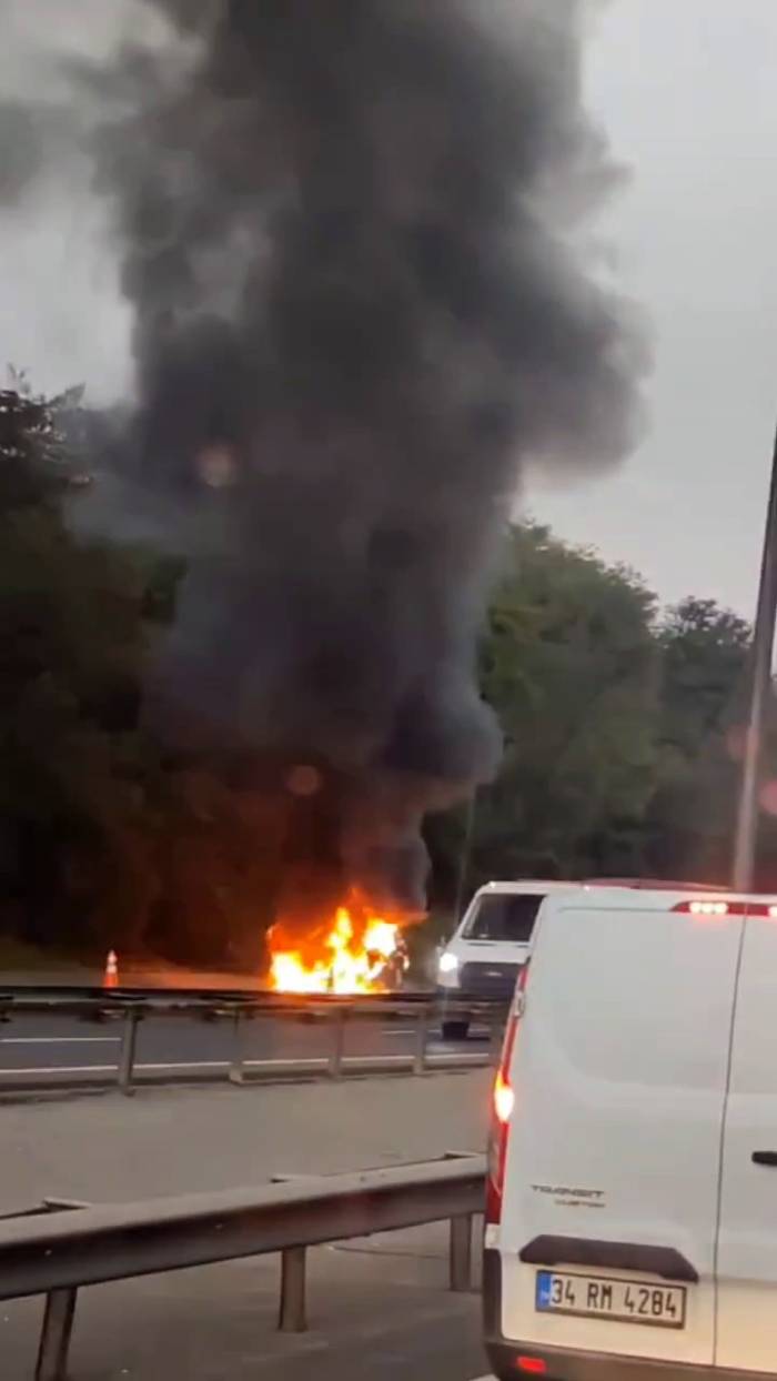 Beykoz’da Otomobil Alev Alev Yandı