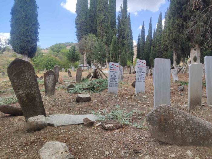 Eski Gördes Mezarlık Olarak Kullanılıyor