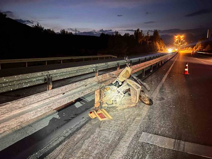 Burdur-antalya Kara Yolunda Elektrikli Motosiklete Otomobil Çarptı: 1 Yaralı