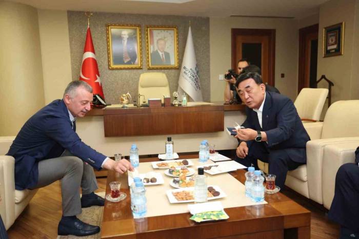 Güney Koreli Başkan, Çay Ve Pişmaniyeye Bayıldı