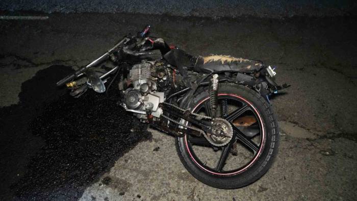 Devrilen Motosikletin Sürücüsü Tek Ayakkabıyla Kaçtı, Otomobildeki 2 Kişi Yaralandı