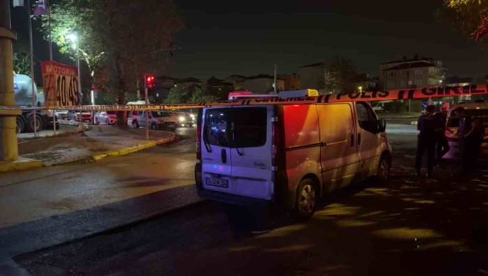 Kırmızı Işıkta Araçta Bekleyenler Arasında Bıçaklı Kavga: 4 Yaralı