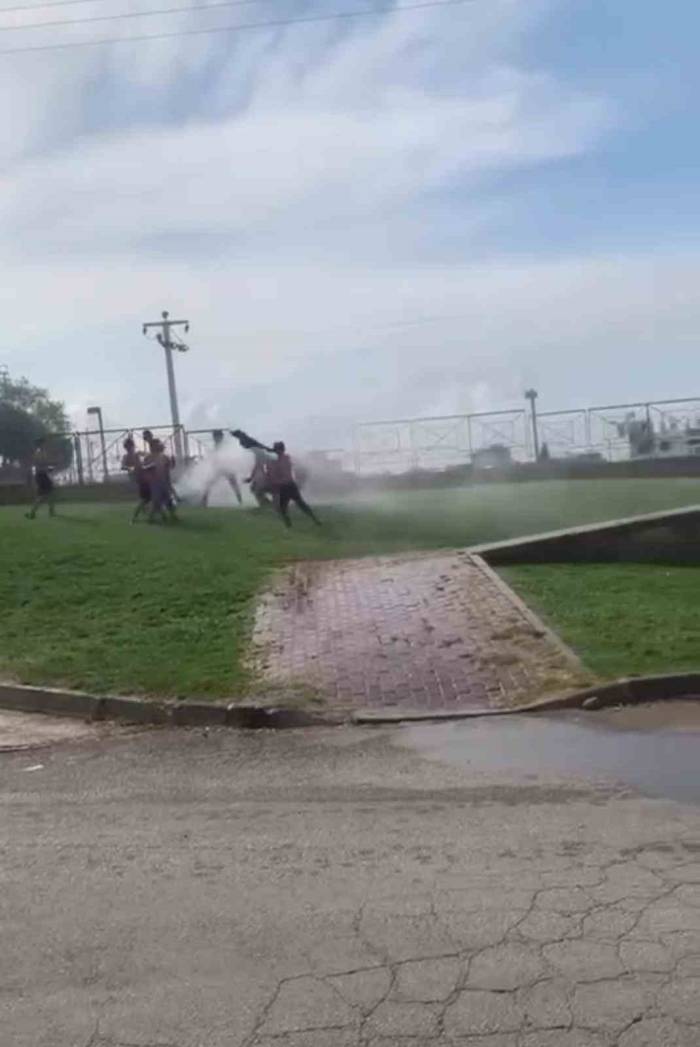 Sıcaktan Bunalan Çocuklar Çareyi Sulama Aracında Buldu