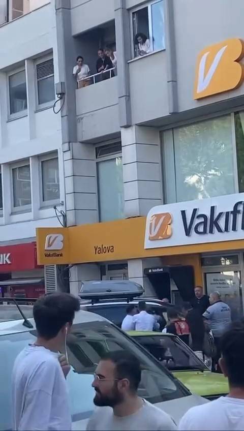 Yalova’da İşlemi Yapılmayınca Bankanın Önüne Otomobilini Çekti