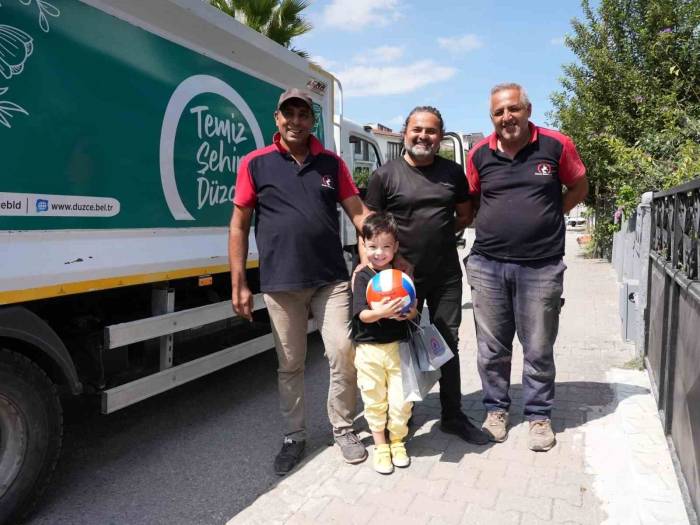 Minik Ata’nın Çöp Kamyonu İlgisi