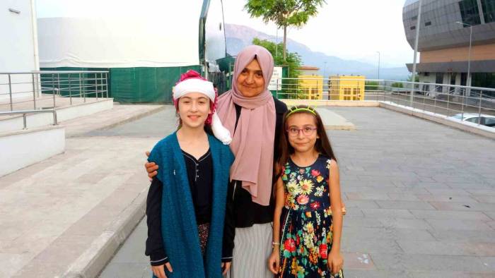 Çocuklarının Eğitimi İçin Her Gün 40 Kilometre Yol Kat Ediyor