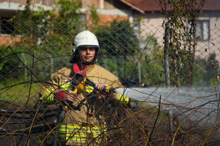 Yangın Evlere Sıçramadan Söndürüldü