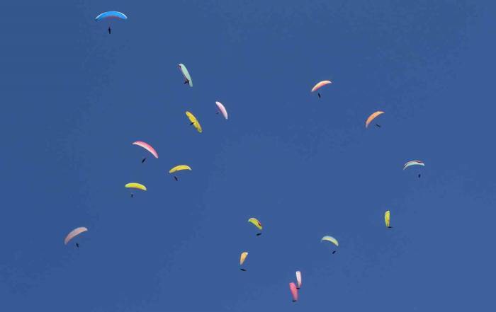 Erzincan’da Paraşütçüler Gökyüzünü Renklendirdi