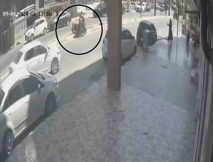 Motosikletin Çarptığı Kadın, Ayağa Kalktığı Gibi Olay Yerinden Uzaklaştı