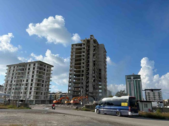 15 Katlı Binanın Yerle Bir Olduğu Anlar Kameraya Yansıdı