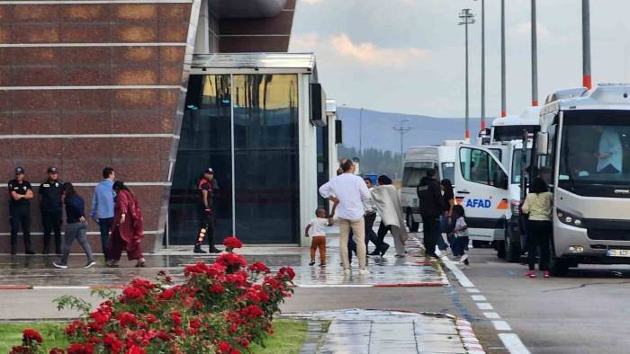 Bomba İhbarı Yapılan Uçakta İncelemeler Sürüyor