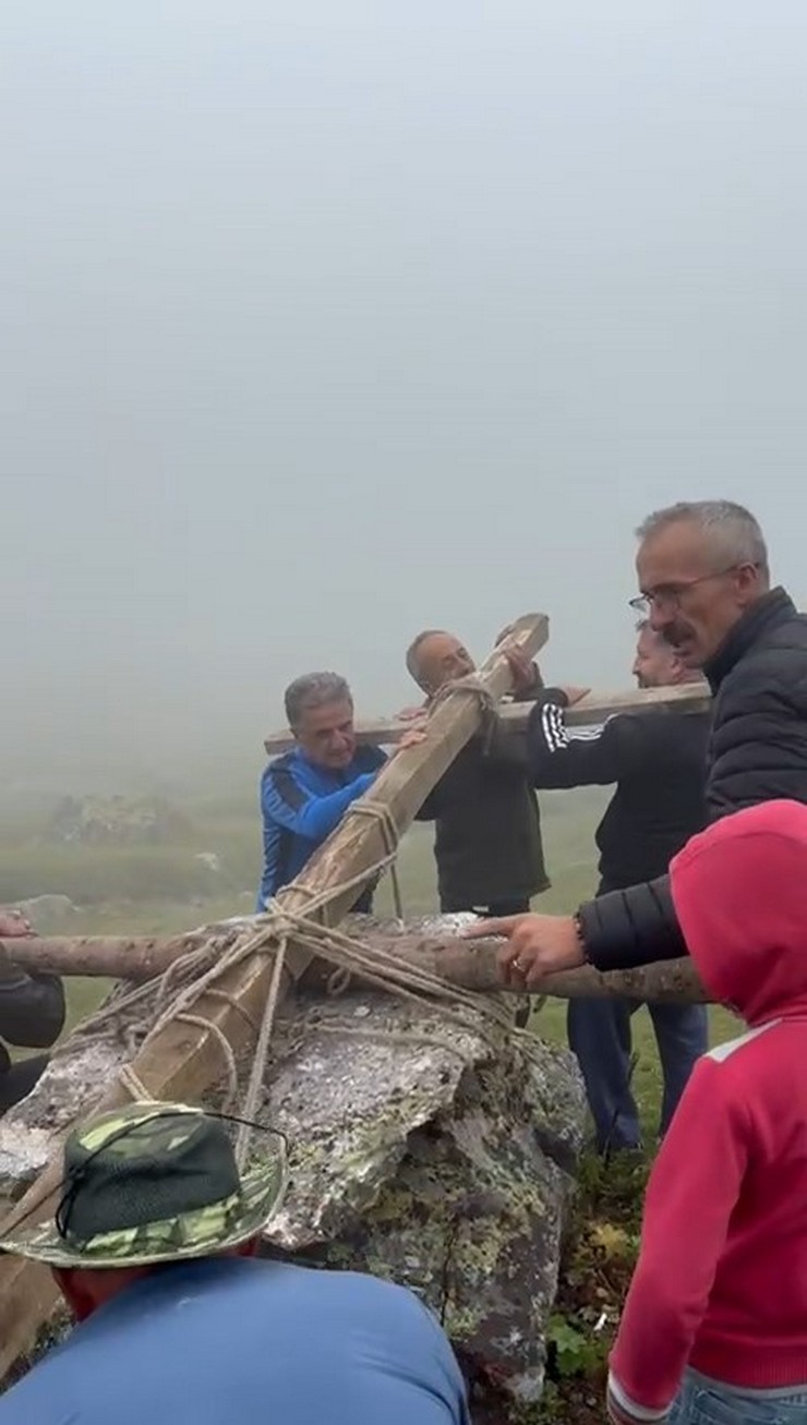 rizede-bir-araya-gelen-koy-halki-600-kilogram-agirligindaki-kayayi-elleri-ile-600-metre-tasiyarak-cami-avlusuna-yerlestirdiler-4.jpg