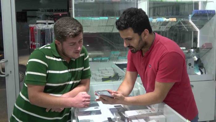 372 Gün Su Altında Kalan Telefonu Buldu, Tamir Edip Sahibine Teslim Etti