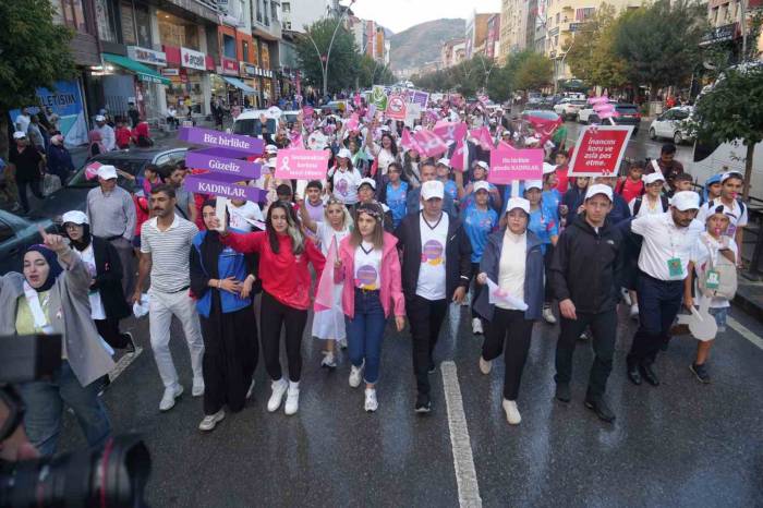 Gönüllü Gençler, Kansere Dikkat Çekmek İçin Yürüdü