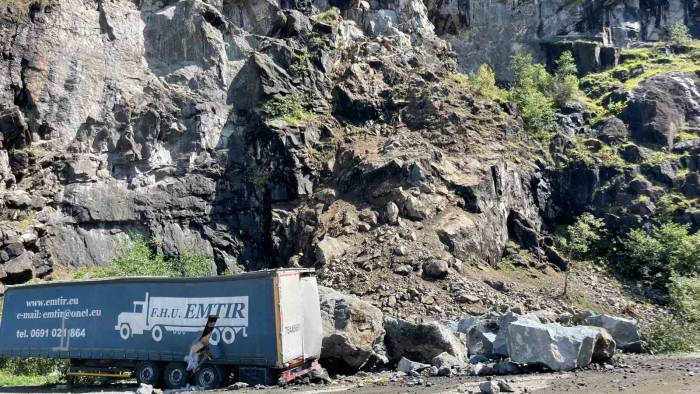 Hopa’da Tır Parklarında Sürücülerin Heyelan Korkusu Sürüyor