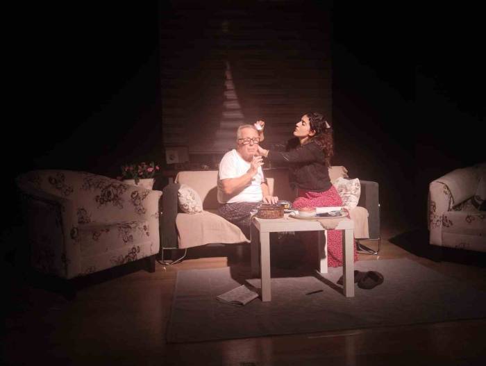 Ayvalık Belediye Tiyatrosu’nun Yeni Oyunu "Hatırla Ey Peri" Tiyatroseverlerden Tam Not Aldı