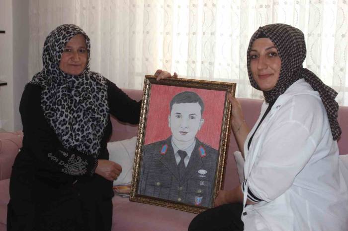 Kahramanmaraş’ta Bir Ressam Şehitlerin Resimlerini Çizerek Ailelerine Hediye Ediyor