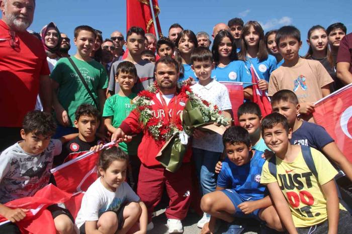 Tarihe Geçen Milli Sporcu Abdullah Kayapınar Halaylarla Karşılandı