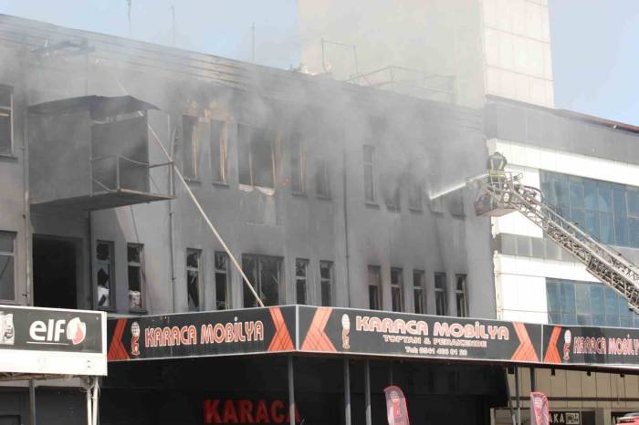 Mobilya Fabrikasındaki Yangın Yeniden Alevlendi