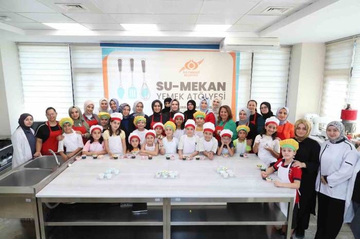 Sultangazi Belediyesi’nden Lezzet Dolu Atölye: Minik Ellerden Neşeli Kekler Atölyesi