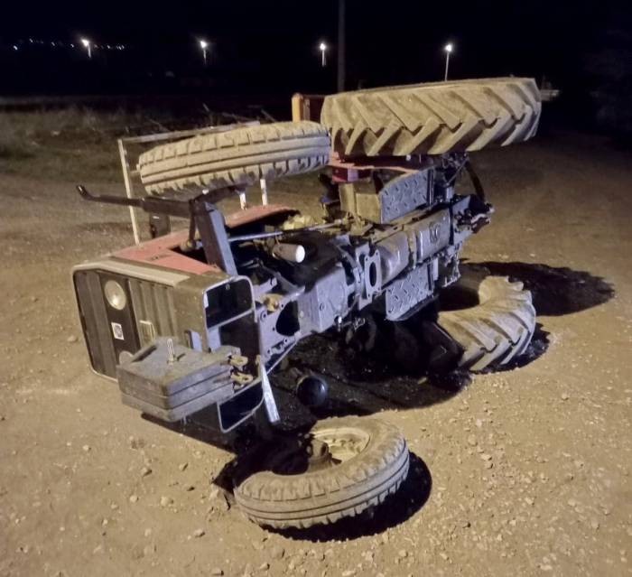 Arifegazili’de Traktör Devrildi; 1 Ağır 2 Yaralı