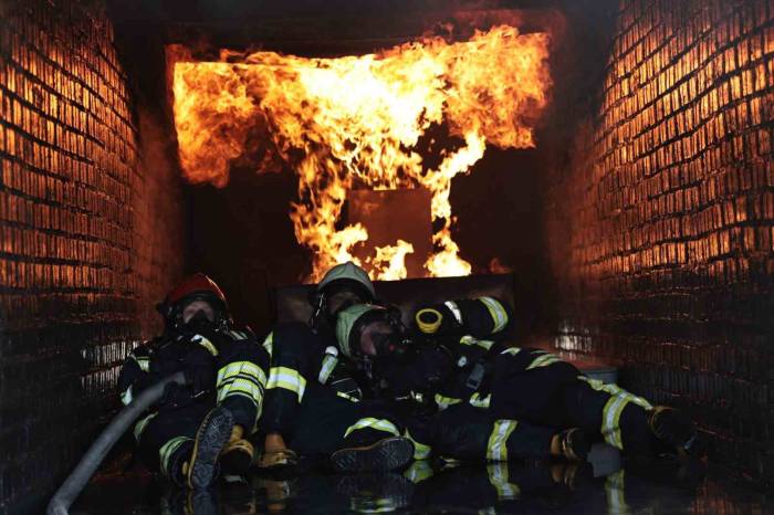 İtfaiyeci Adaylarının Alevlerle Mücadelesi Göz Dolduruyor