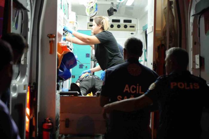 Edirne’de Otomobilde Sıkışanları Kurtarmak İçin Seferber Oldular