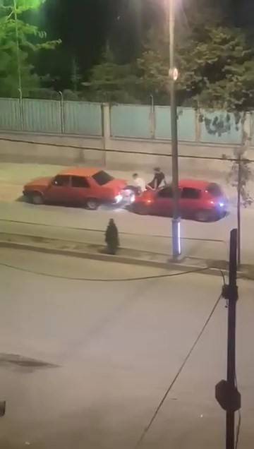 Bozulan Aracı, Kaputun Üstünden Ayaklarıyla İttiler