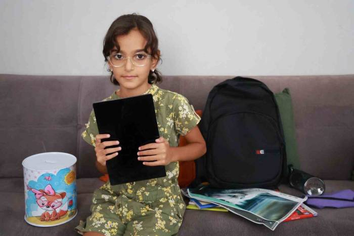 Kumbarasıyla Birlikte Hayalleri Çalınan 8 Yaşındaki Depremzede Elif’in Yüzü, Hayalindeki Tabletle Güldü
