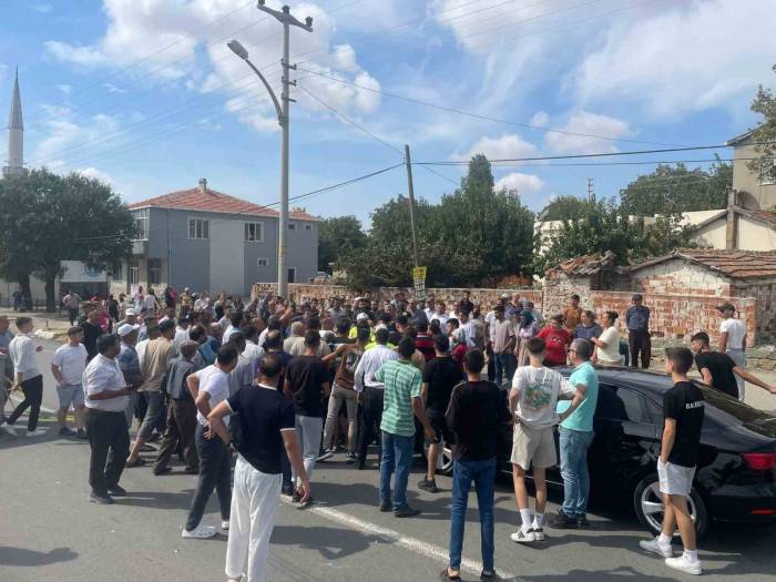 Keşan’da Ölümle Sonuçlanan Kaza Sonrası Mahalle Sakinleri Yolu Trafiğe Kapattı