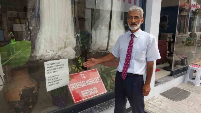 Evlenecek Genç Kızlara Gelinlik Hediye Ediyor