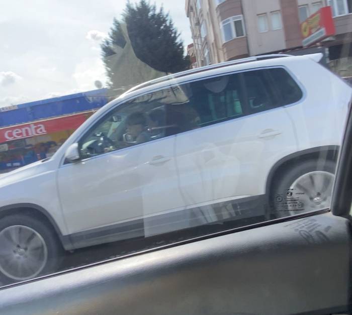 Anne Kucağında Çocuğuna Cip Sürdürdü, Görenler Şaştı Kaldı