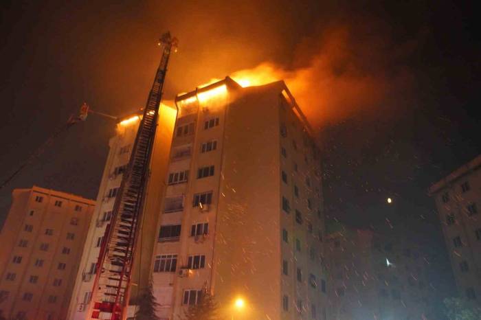 Büyük Yangında Zarar Gören Manolya Apartmanı’nda Tamirat Çalışmaları Başladı