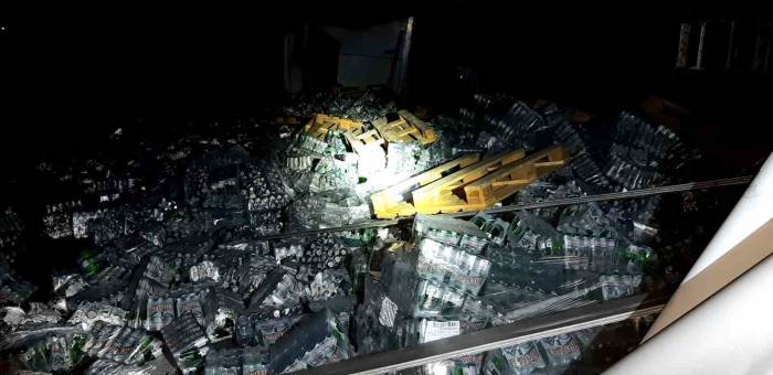 Bolu’da Maden Suyu Yüklü Tır Devrildi, Yol Trafiğe Kapandı