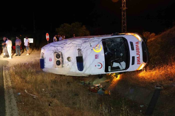 Elazığ’da Ambulans Şarampole Devrildi: 3 Yaralı