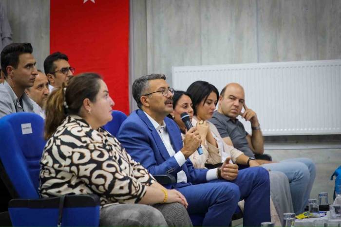 Vali Çelik, Diyarbakır Annelerinin Mücadelesini Anlatan “Sesler Ve Yüzler” Belgeselini İzledi