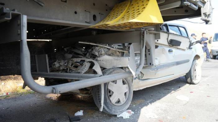 Tıra Ok Gibi Saplanan Otomobil Hurdaya Döndü: 4 Yaralı