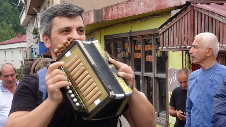 rizede-bu-yil-ilk-kez-duzenlenen-dagbasi-senlikleri-ile-birlikte-bir-zamanlar-yorede-cok-yaygin-olan-armonika-calgisi-esliginde-yuruyus-ve-eglence-duzenlendi-2.jpg