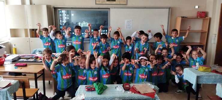 rizede-ilkokul-2-sinifa-ozel-surpriz-veliden-tum-ogrencilere-caykur-rizespor-formasi-hediyesi-1.jpg