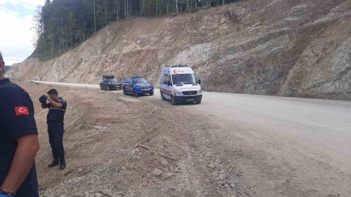 Araç Kiraladıkları Kişiye Ulaşamayınca İhbar Ettiler: Otomobil Uçuruma Devrilmiş Halde, Sürücü İse Ölü Bulundu