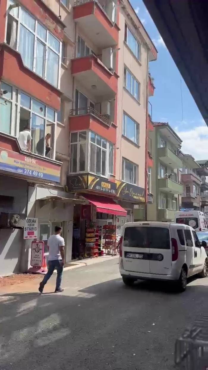 Polisten Kaçan Şahıs 4. Kattan Düşerek Yaralandı