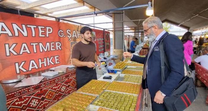 En Hızlı Baklava Yeme Yarışmasında Birinci Oldu: Bir Tepsi Baklavayı Kaptı