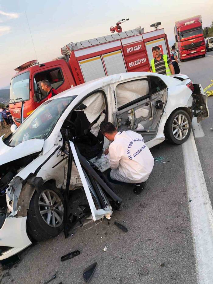 Sinop’ta İki Otomobil Kafa Kafaya Çarpıştı: 3 Ölü, 4 Yaralı