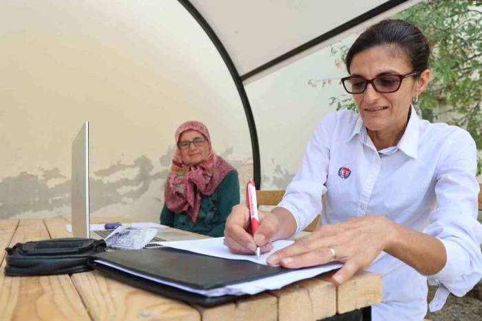 Bu Köy 20 Yıldır Kadın Muhtara Emanet