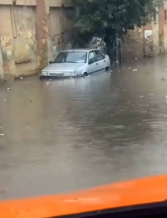 İstanbul’da Sağanak Yağış Etkili Oldu, Yollar Göle Döndü