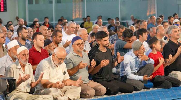 Mevlid Kandilinde Erzincanlılar Camileri Doldurdu