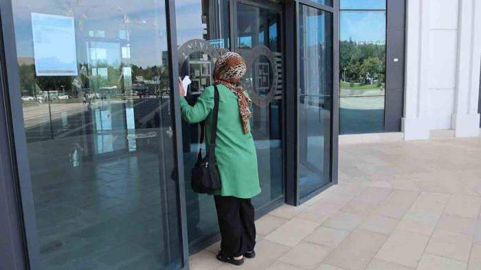 Sınava Geç Kalan Aday: "Bir Dakikacık Ne Olur, Çok Gecikmedim"